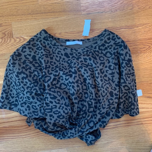 Leopard print crop top criss cross with open back - Picture 5 of 6